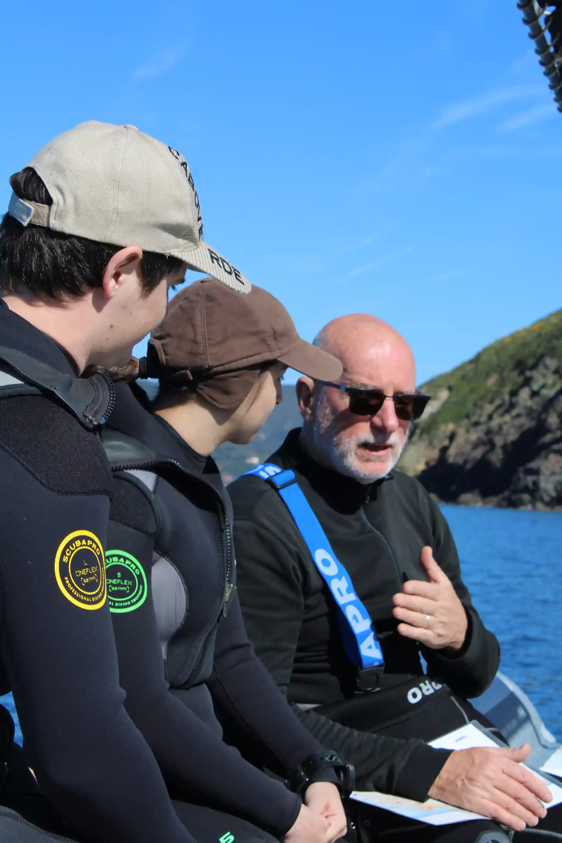 Beppe e i suoi studenti Sottolonda durante il briefing pre immersione delle prime acque libere: esperienza ed emozione.