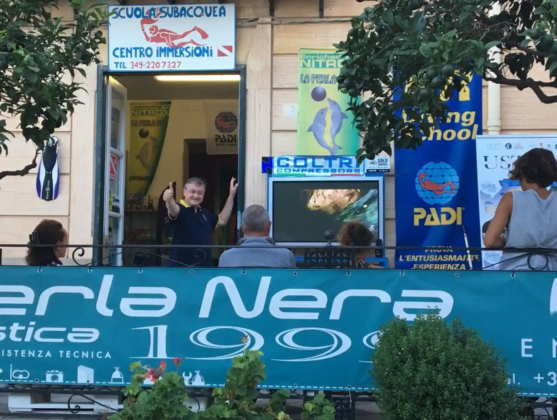 la nostra sede con il confortevole balconcino dove ci raduniamo per condividere ottimi aperitivi