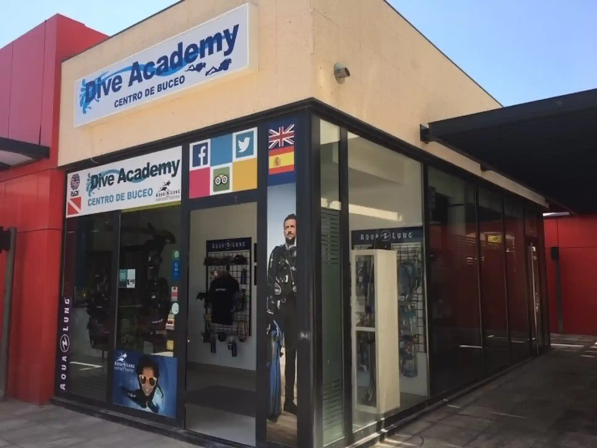 Foto de la tienda de buceo