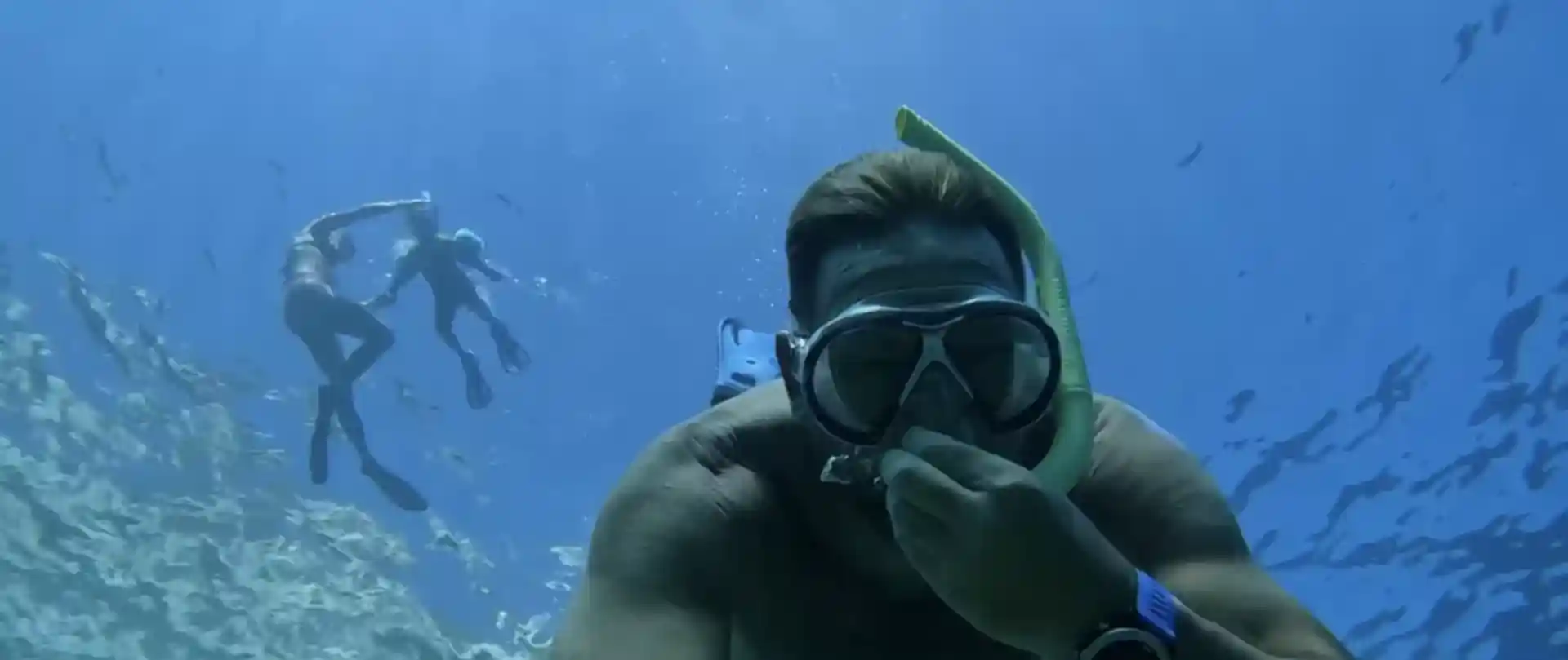 Dove l'acqua cristallina t'invoglia a toccare il fondo, dove i colori dei pesci e i loro movimenti ti fan sentire parte del grande blu. Tuffati libero dall'attrezzatura e in compagnia dei tuoi.