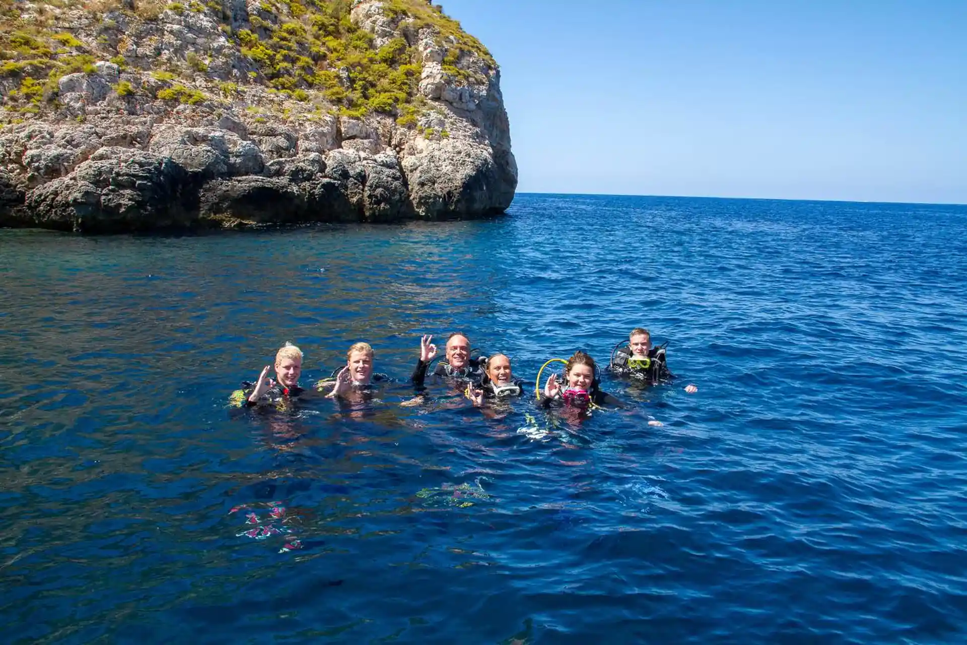 Divers ready to start an amazing adventure