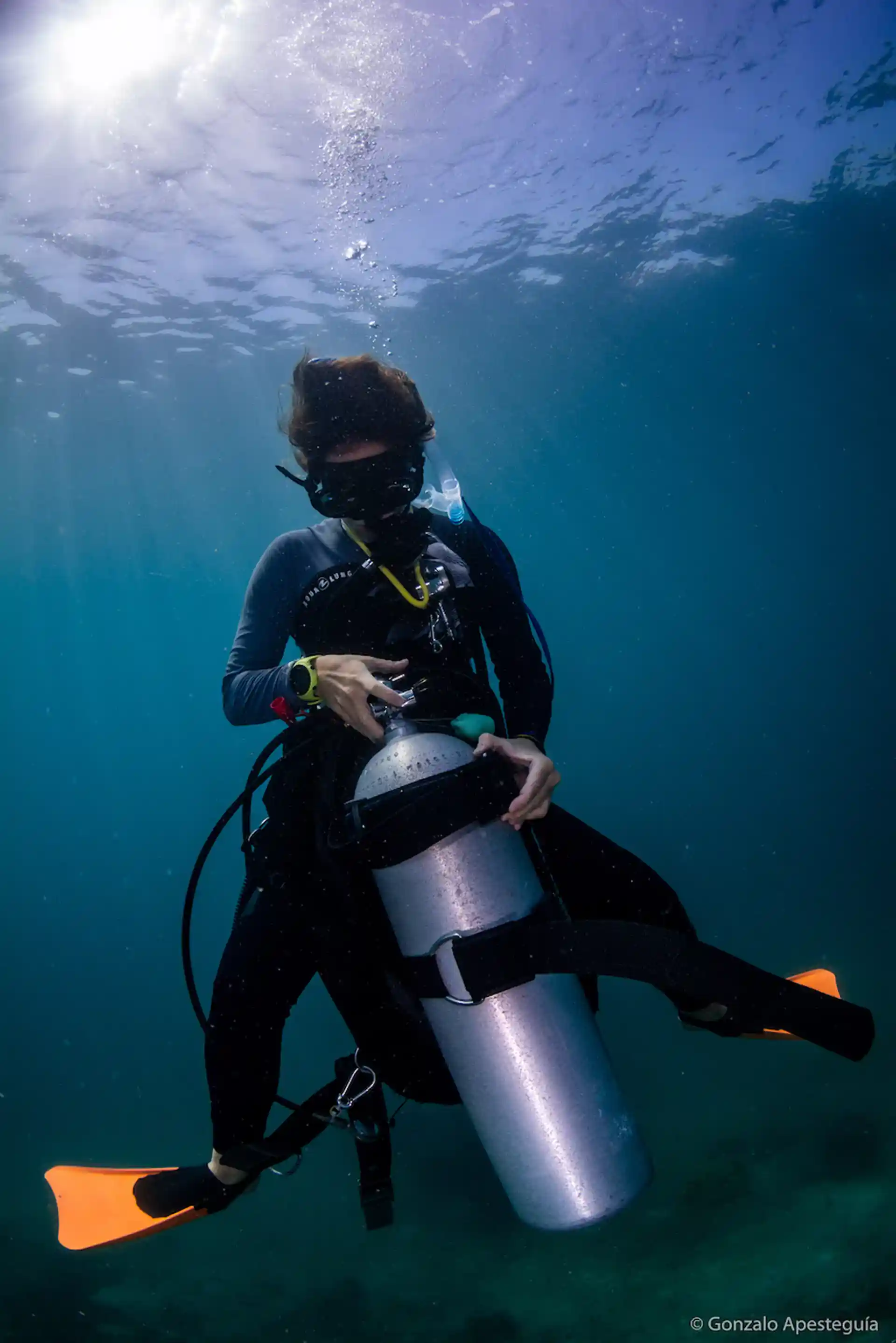 Ajuste de la banda de una botella de buceo