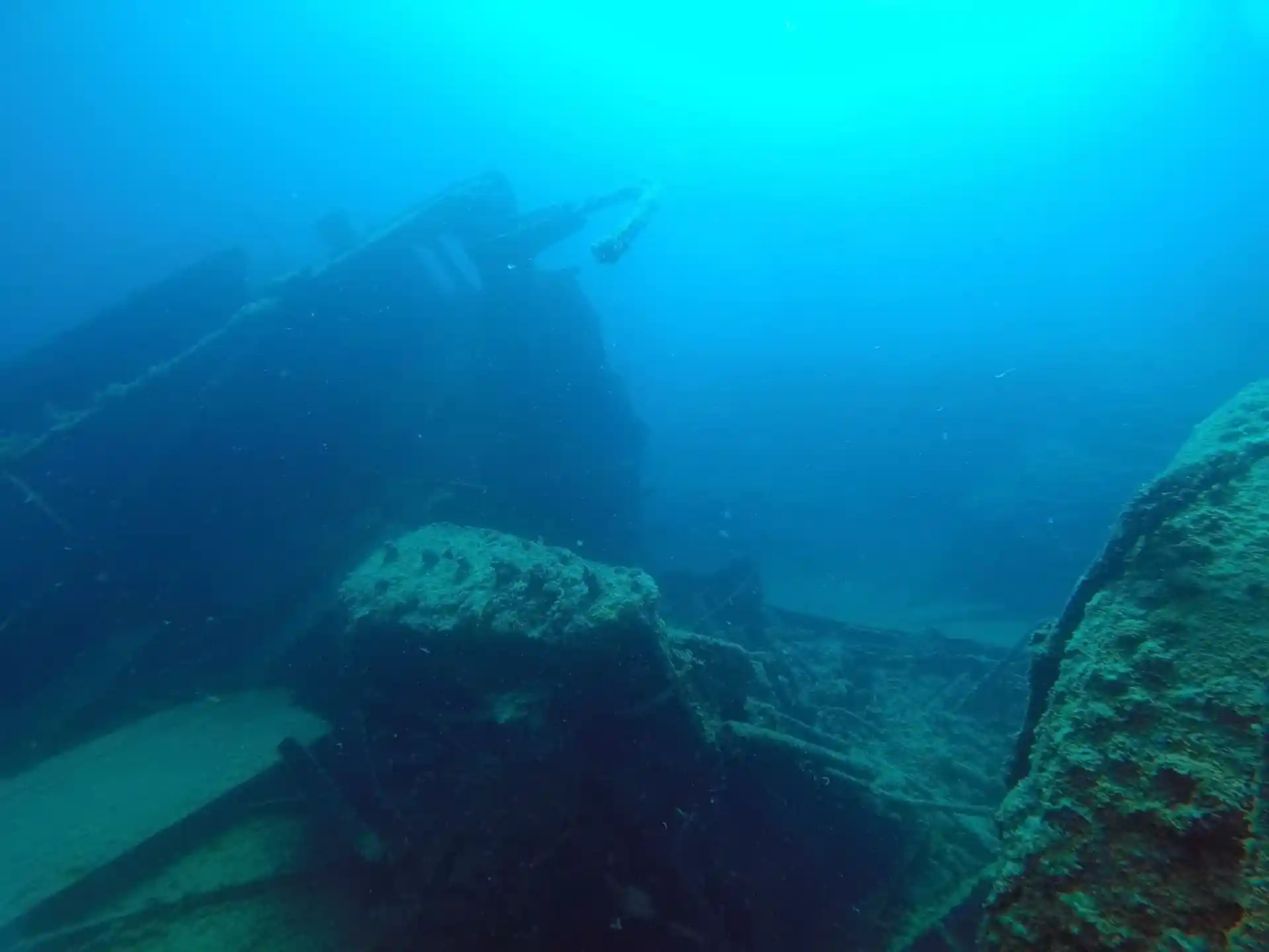 Medio del naufragio El Codesito 15 m de profundidad