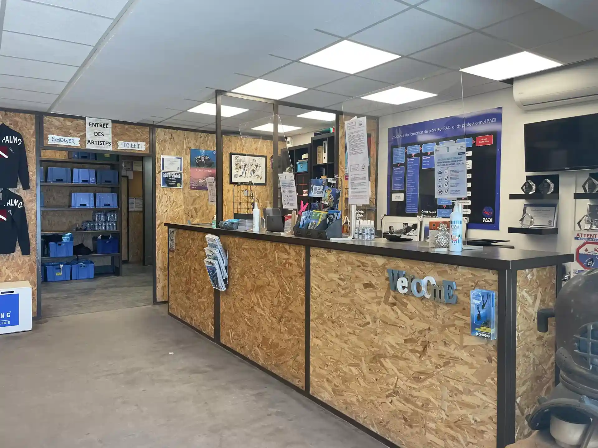 Foto de la tienda de buceo