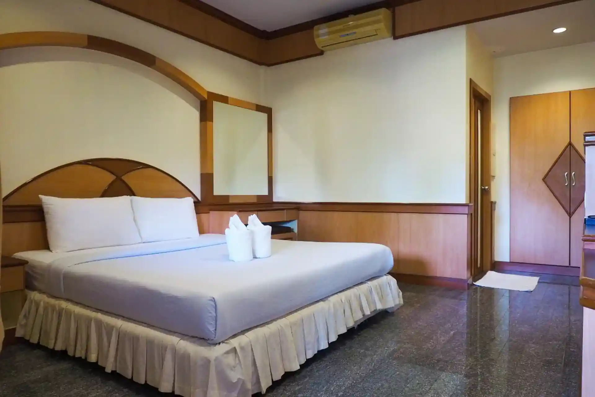 Sensui Dive Resort
Standard Single Bed Room with terrace
Aircondition, TV, Fridge & FREE WI-FI