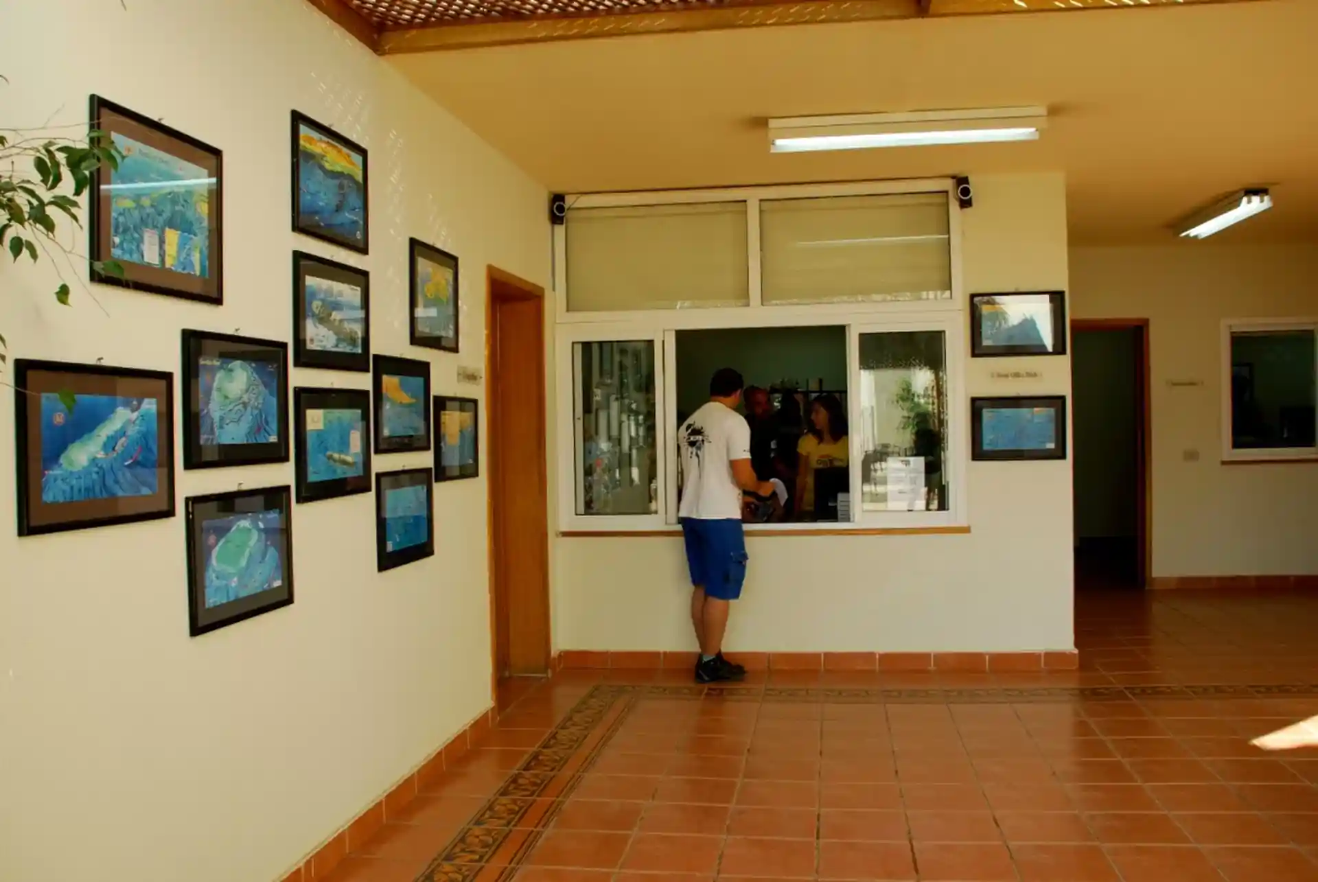 La recepción del centro de buceo en el hotel Reef Oasis Beach