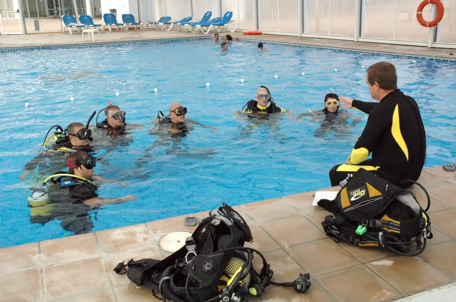 Haremos tu formación en un entorno seguro como una piscina de agua caliente donde poder practicar sin prisa todas las habilidades
