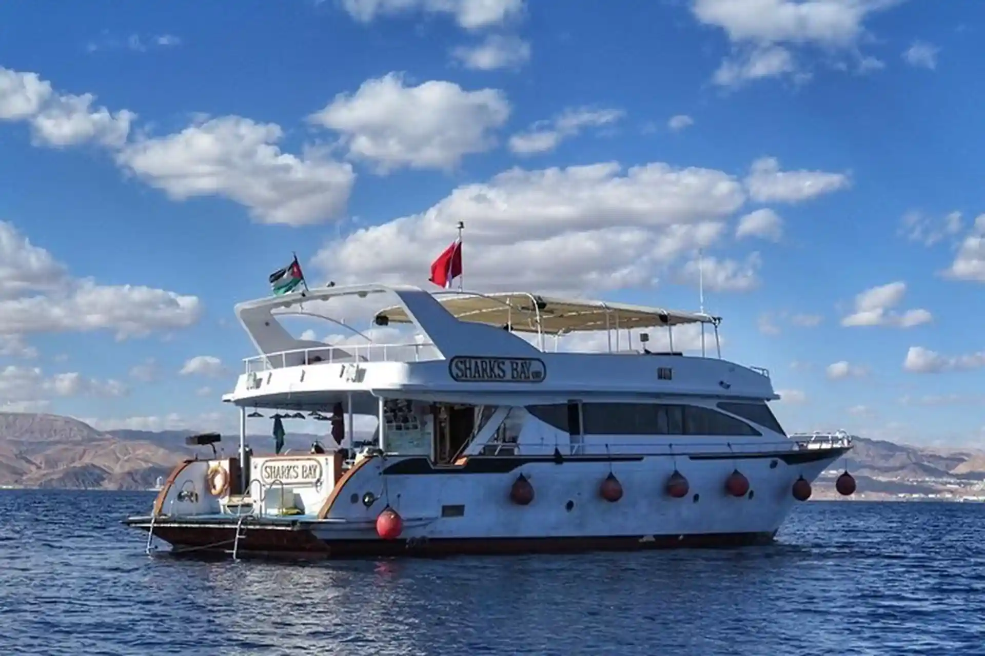 Verbringen Sie Ihre Reise mit unseren wunderschönen Schiffen auf dem Golf von Aqaba.