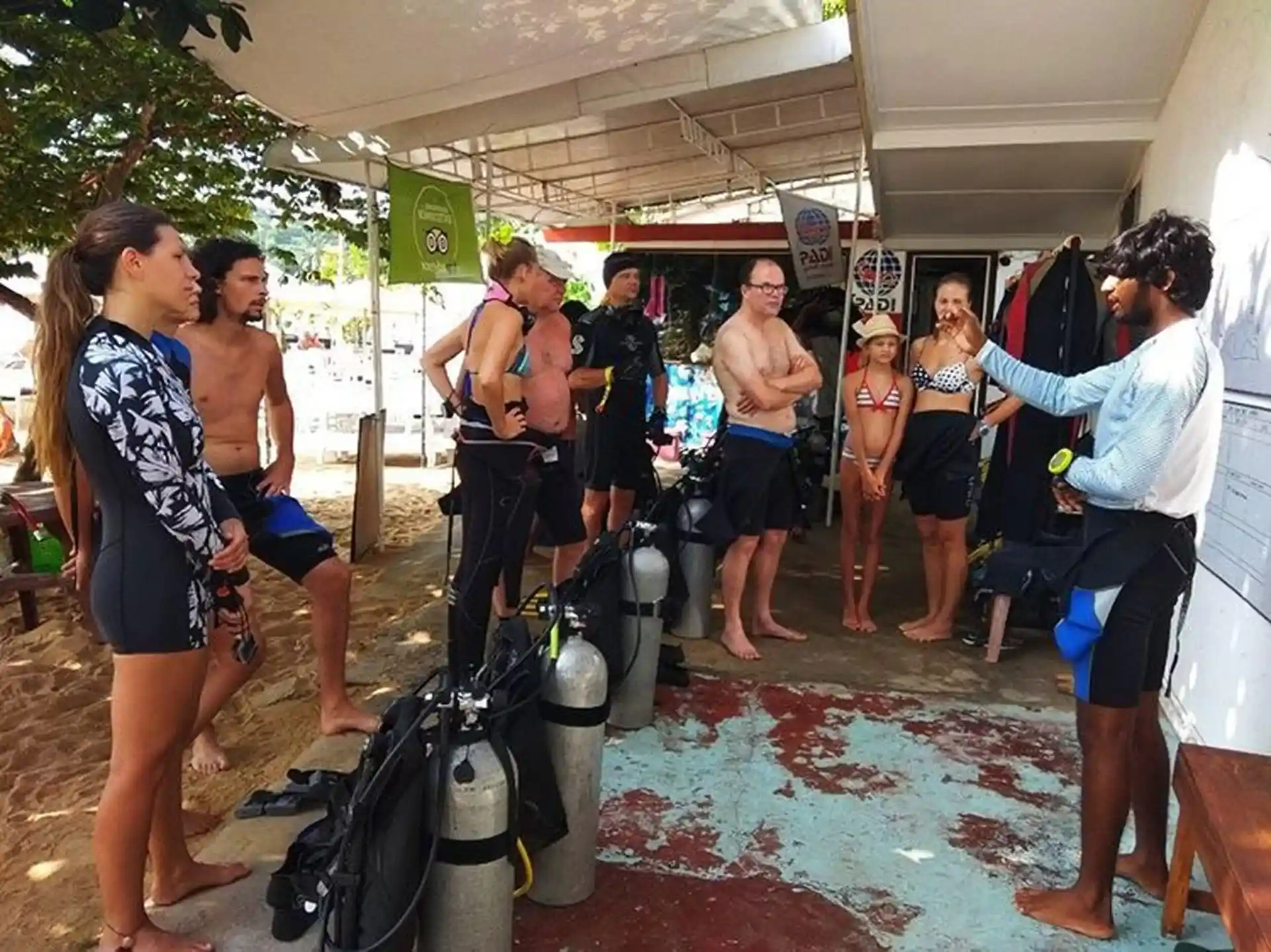 Our staff members have the best knowledge about the surrounding dive sites in Unawatuna