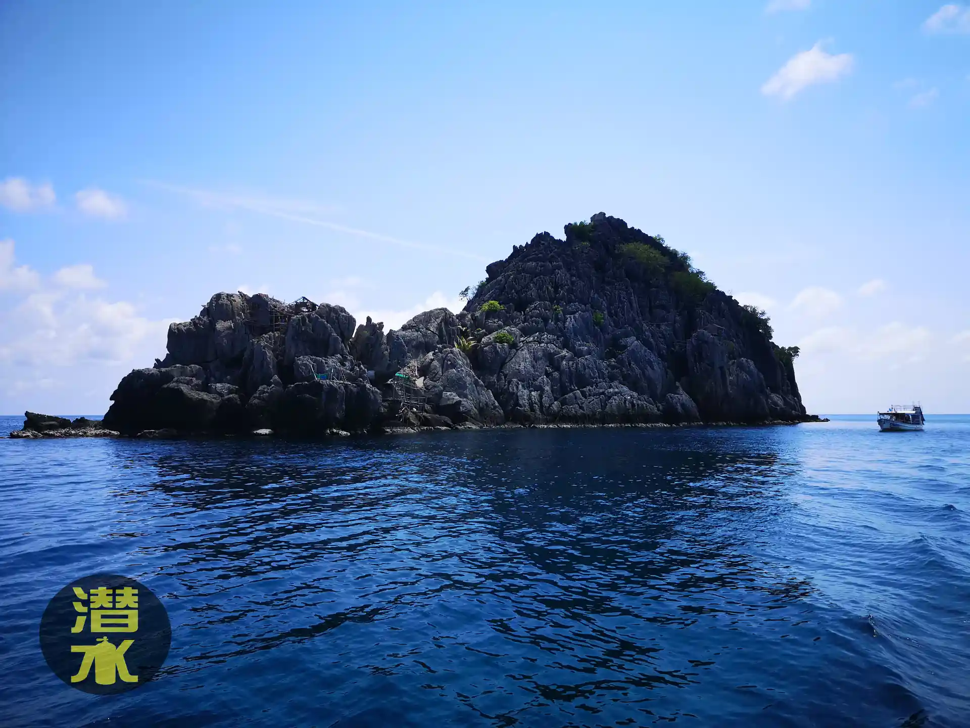 Koh Ngam Noi a bird nest island just to the south of the island is the shipwreck HTMS PRAB.